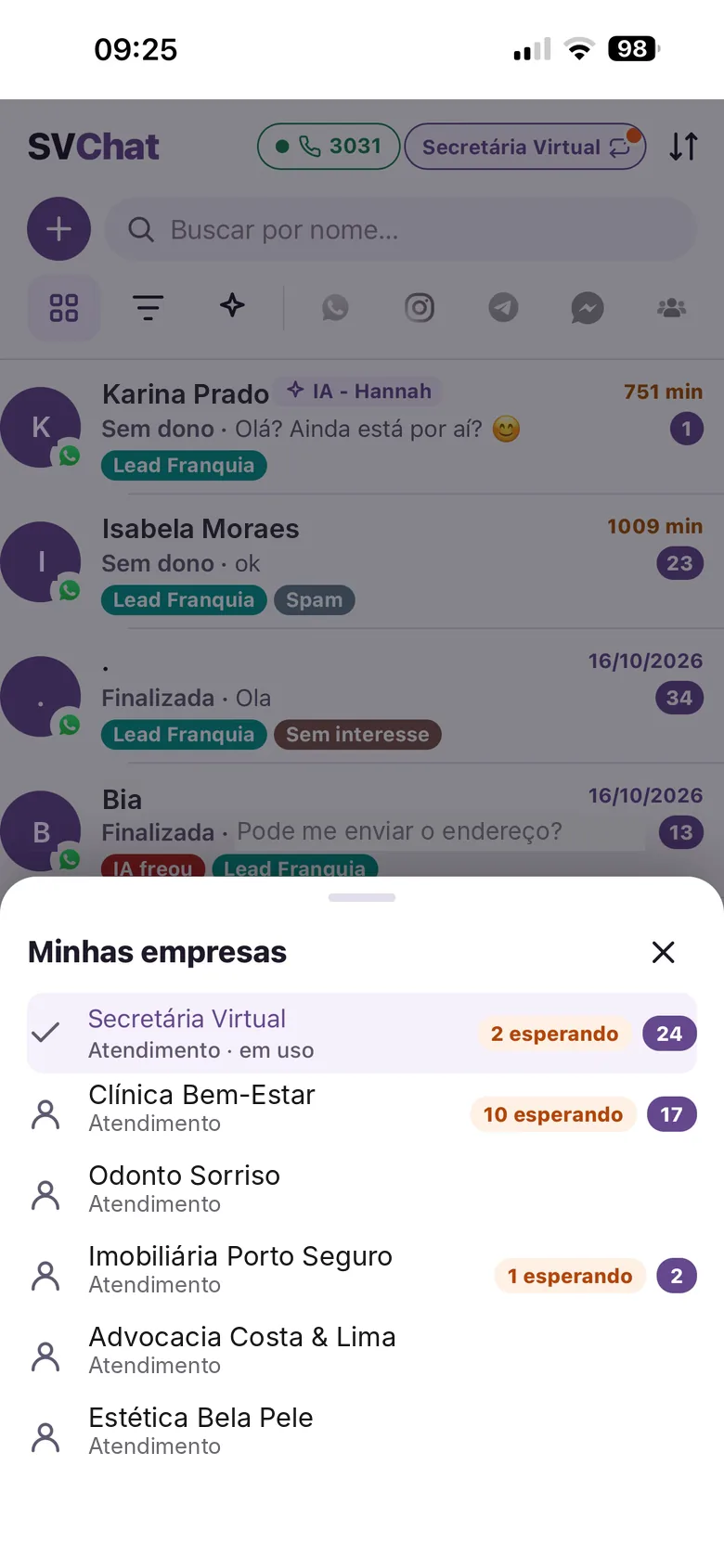 O app SVChat no celular: a lista de conversas e a troca entre as empresas da mesma conta (dados de exemplo)