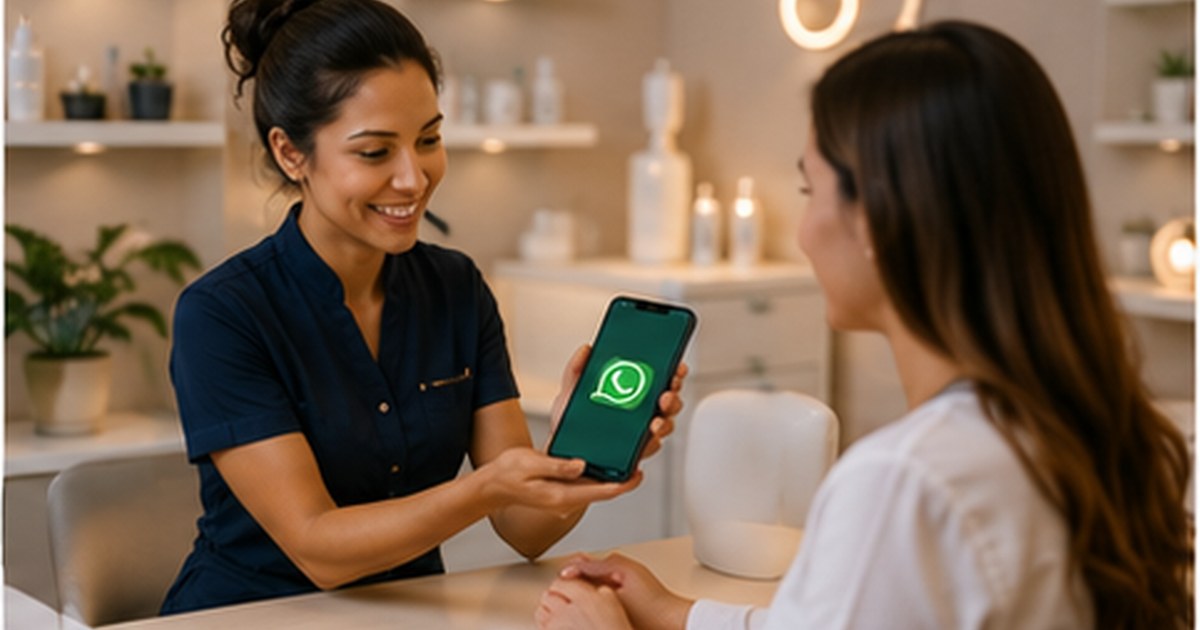 Tela de WhatsApp com conversa híbrida humano + IA, paleta azul SV